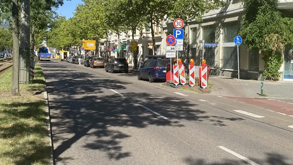 Deswegen soll der Radweg für 65.000 Euro an die Seite der Prager Straße verlegt werden und dafür knapp 20 Parkplätze verschwinden. Deswegen soll der Radweg für 65.000 Euro an die Seite der Prager Straße verlegt werden und dafür knapp 20 Parkplätze verschwinden.