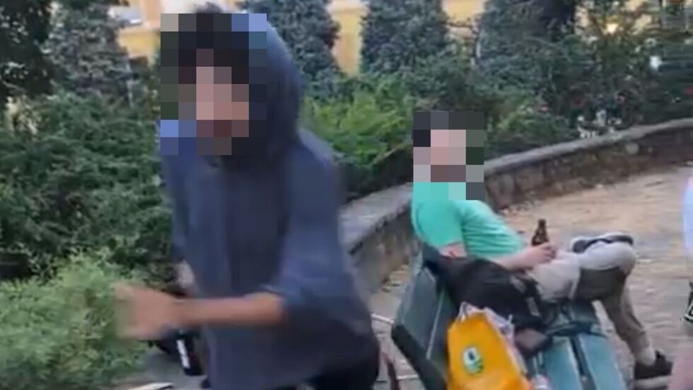 ... , rannte plötzlich blitzschnell auf die beiden Frauen zu und soll dann äußerst brutal auf beide eingeschlagen haben - und noch zugetreten haben, als sie bereits wehrlos am Boden lagen. ... , rannte plötzlich blitzschnell auf die beiden Frauen zu und soll dann äußerst brutal auf beide eingeschlagen haben - und noch zugetreten haben, als sie bereits wehrlos am Boden lagen.