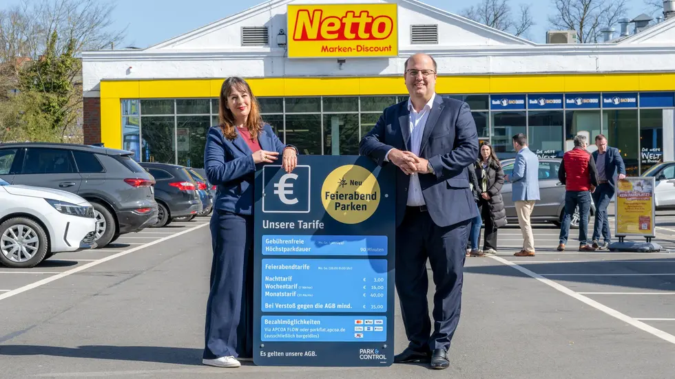 Netto-Unternehmenssprecherin Christina Stylianou und Daniel Riehn, Commercial Director der APCOA Deutschland GmbH & Geschäftsführer der Park & Control PAC GmbH. Netto-Unternehmenssprecherin Christina Stylianou und Daniel Riehn, Commercial Director der APCOA Deutschland GmbH & Geschäftsführer der Park & Control PAC GmbH.