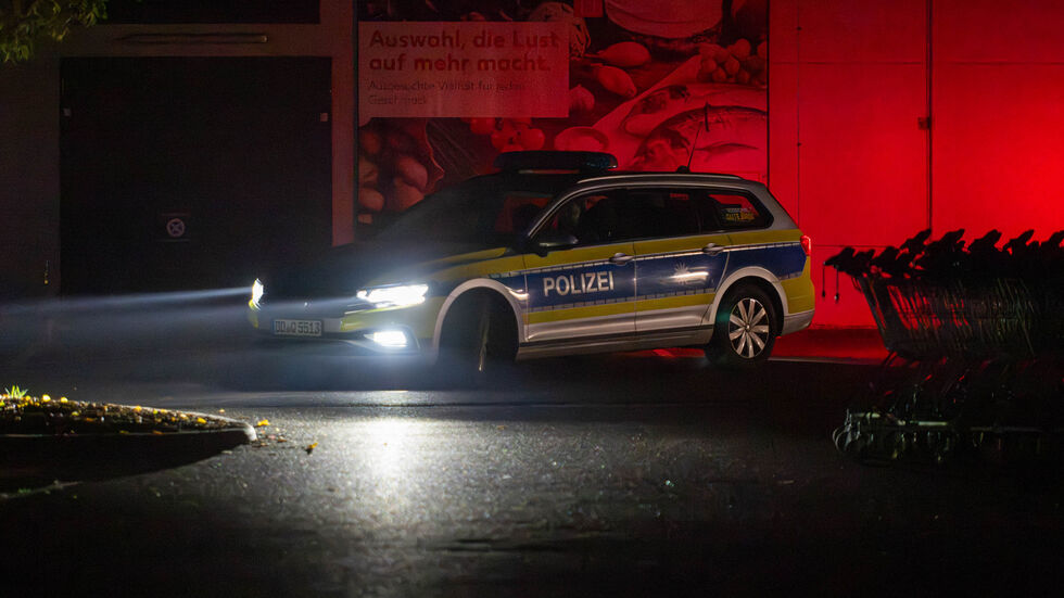 Die Polizei vor Ort auf dem Gelände des Kaufland-Marktes in Leipzig-Möckern.