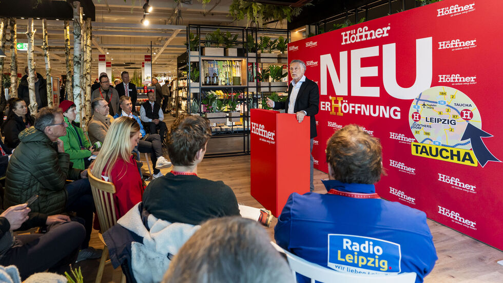 Einen Tag vor der Eröffnung: Höffner-Inhaber Kurt Krieger (77) vor Journalisten in dem neuen Höffner-Möbelhaus in Taucha. Einen Tag vor der Eröffnung: Höffner-Inhaber Kurt Krieger (77) vor Journalisten in dem neuen Höffner-Möbelhaus in Taucha.