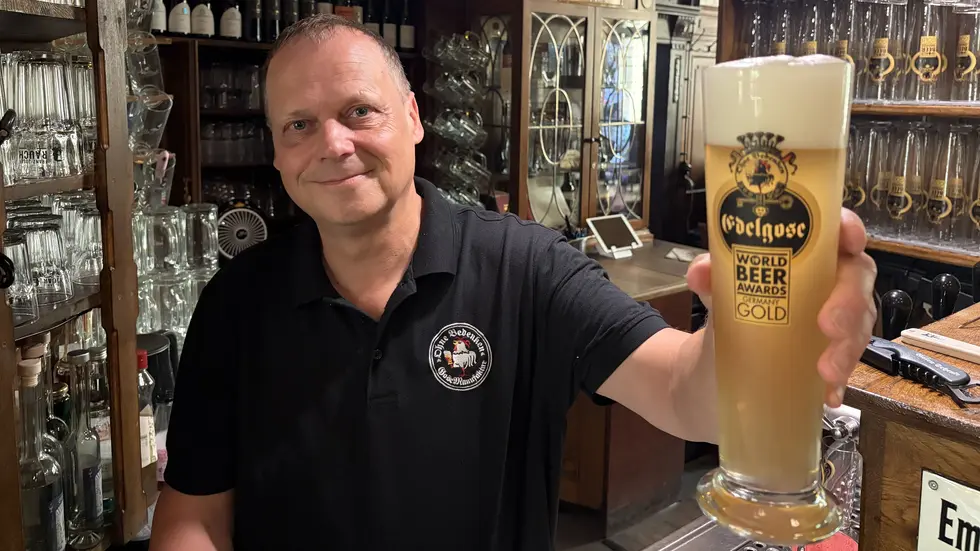 Brauer Jens Gröger zeigt stolz das Gewinner-Bier. Brauer Jens Gröger zeigt stolz das Gewinner-Bier.