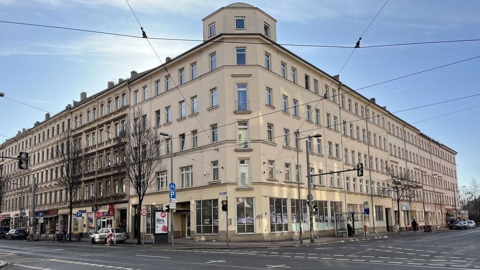 Hier in diesem Eckhaus an der Eisenbahnstraße, Ecke Hermann-Liebmann-Straße soll der Polizeiposten der Eisenbahnstraße kommenden Mittwoch im Erdgeschoss eröffnen - in einem ehemaligen Gemüseladen. Hier in diesem Eckhaus an der Eisenbahnstraße, Ecke Hermann-Liebmann-Straße soll der Polizeiposten der Eisenbahnstraße kommenden Mittwoch im Erdgeschoss eröffnen - in einem ehemaligen Gemüseladen.