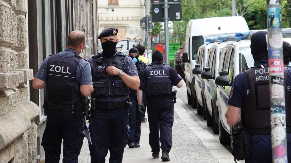 Der Zoll war mit einem großen Aufgebot von vermummten Beamten vor Ort.