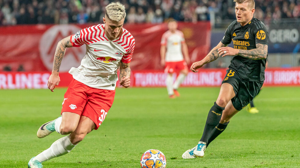 RB Leipzig unterliegt im Achtelfinal-Hinspiel gegen Real Madrid mit 0:1, im Zweikampf Benjamin Sesko (Leipzig) und Toni Kroos (Madrid) 