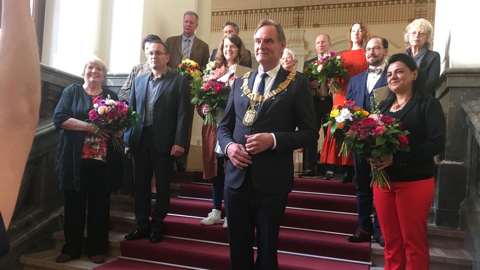 Oberbürgermeister Burkhard Jung mit den ausgezeichneten Ehrenamtlichen