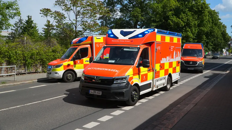 Zahlreiche Rettungswagen rückten zur Spinnereistraße in Leipzig aus. Zahlreiche Rettungswagen rückten zur Spinnereistraße in Leipzig aus.