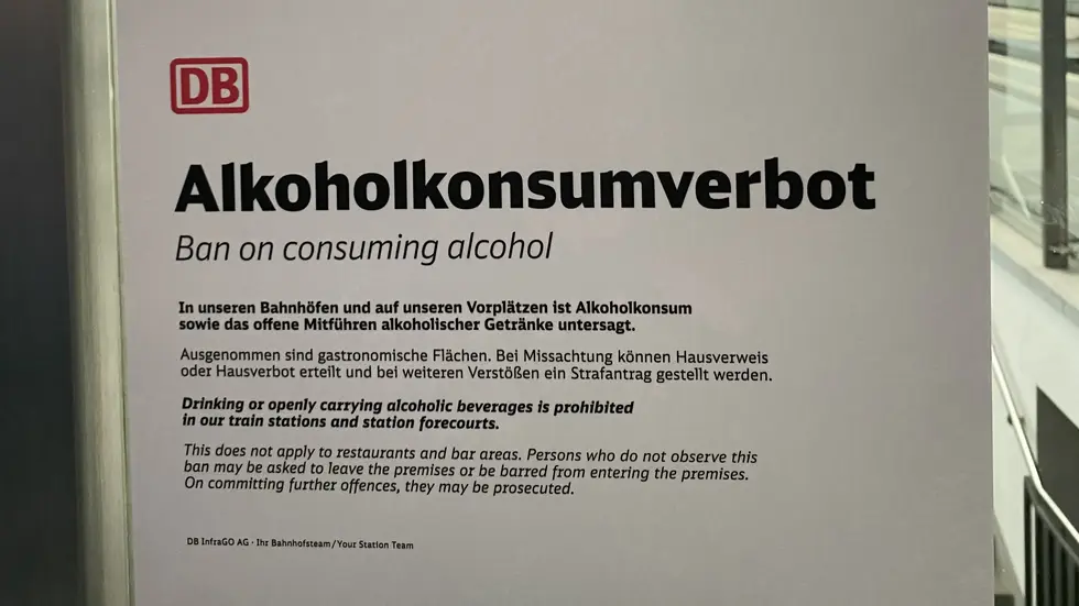 Mit den Aushängen wird auf das neue Alkoholverbot hingewiesen, was ab 15. Oktober 2026 gilt.