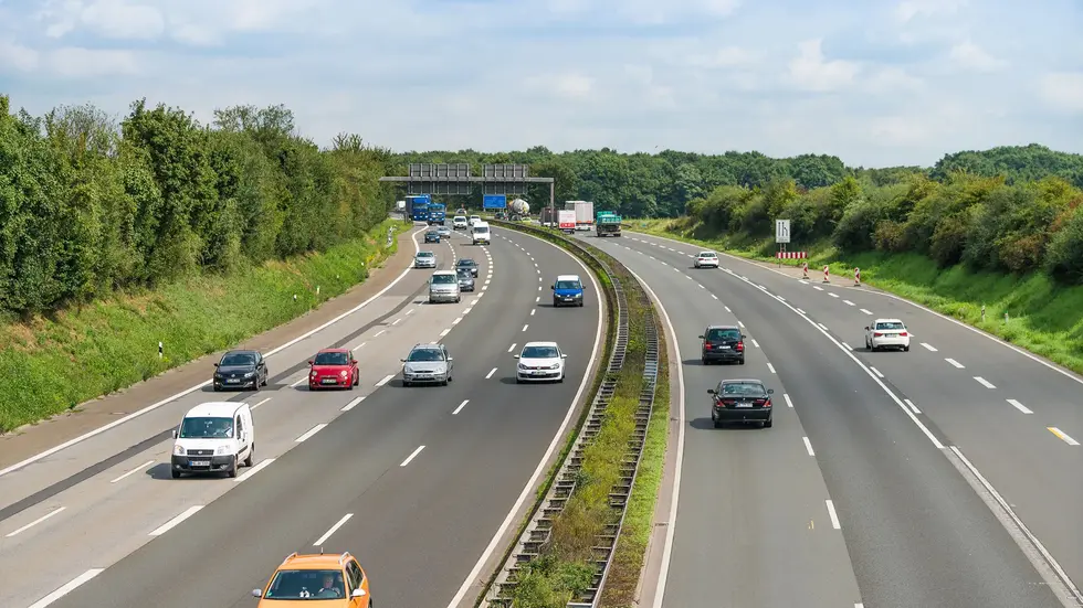 Ein 53-Jähriger fuhr im Schneckentempo über den Standstreifen – jetzt ist sein Führerschein weg. (Symbolbild)