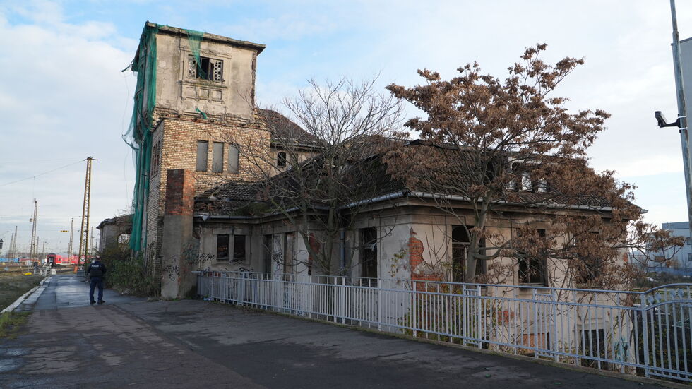 Dieses von Obdachlosen als Unterkunft genutztes Gebäude unweit des Leipziger Hauptbahnhofes brannte. Dieses von Obdachlosen als Unterkunft genutztes Gebäude unweit des Leipziger Hauptbahnhofes brannte.