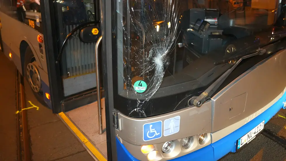 Der beschädigte Bus. Der beschädigte Bus.
