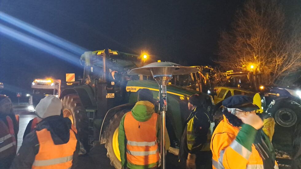 Brrr! Die Landwirte haben sich in Grimma u.a. auch einen Heizpilz zum Aufwärmen mitgebracht.