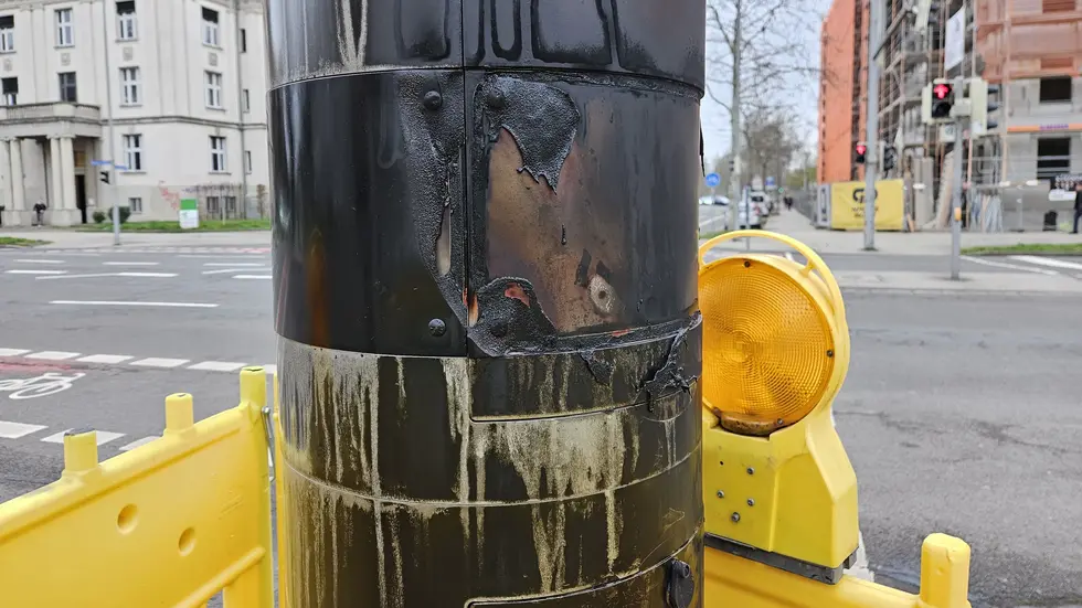 Eine Nahaufnahme des beschädigten Blitzers. Eine Nahaufnahme des beschädigten Blitzers.