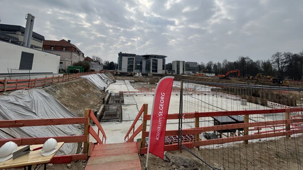 Die Baugrube: Hier kommt der Zentral-Neubau fürs Leipziger St. Georg Krankenhaus hin.