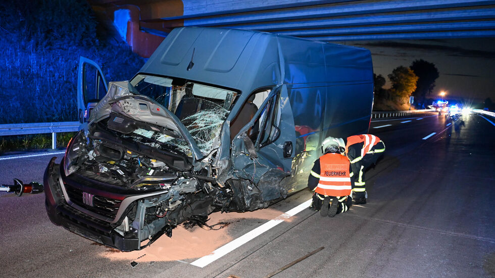 Trotz Ausweichen stieß dieser Transporter mit dem Geisterfahrer zusammen. Trotz Ausweichen stieß dieser Transporter mit dem Geisterfahrer zusammen.