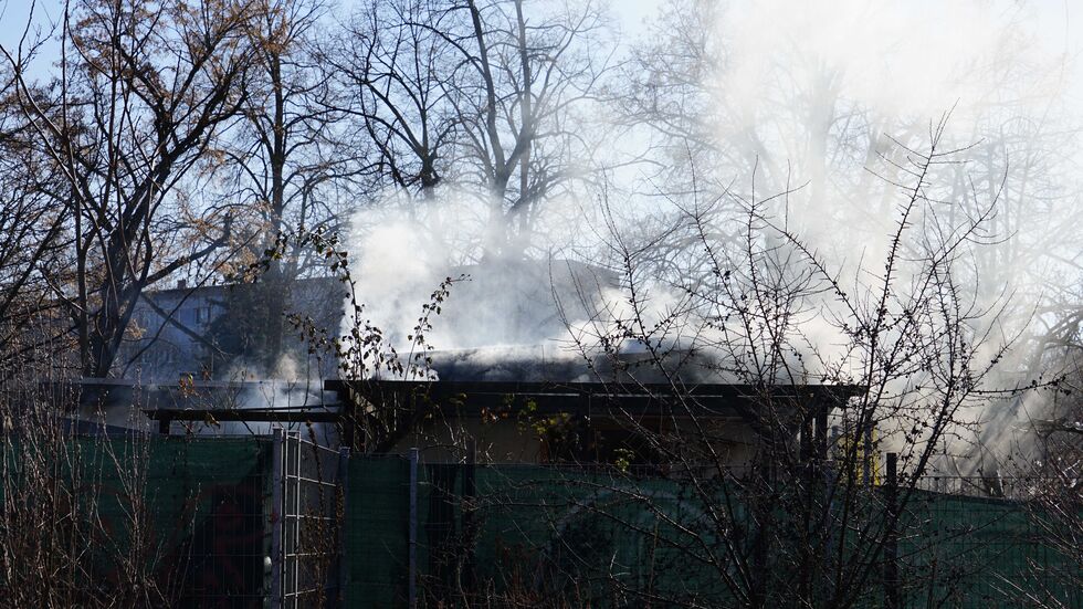 Hier qualmt es aus den Gartenlauben.