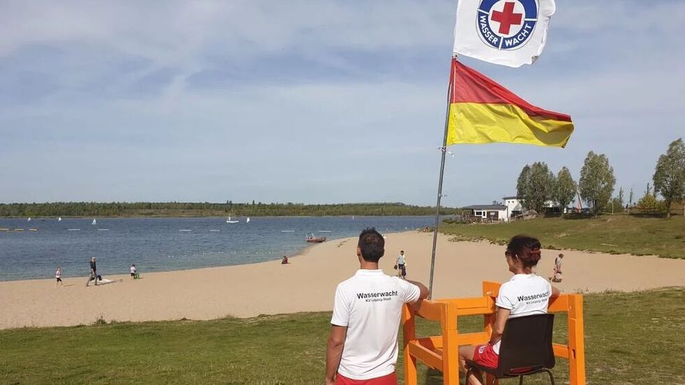 Rettungsschwimmer an der Schladitzer Bucht bei Leipzig (Symbolbild). Rettungsschwimmer an der Schladitzer Bucht bei Leipzig (Symbolbild).
