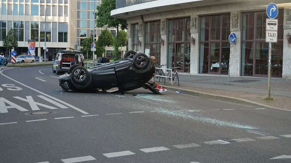 Durch die Wucht des Aufpralls überschlug sich eines der Fahrzeuge und blieb auf dem Dach liegen Durch die Wucht des Aufpralls überschlug sich eines der Fahrzeuge und blieb auf dem Dach liegen