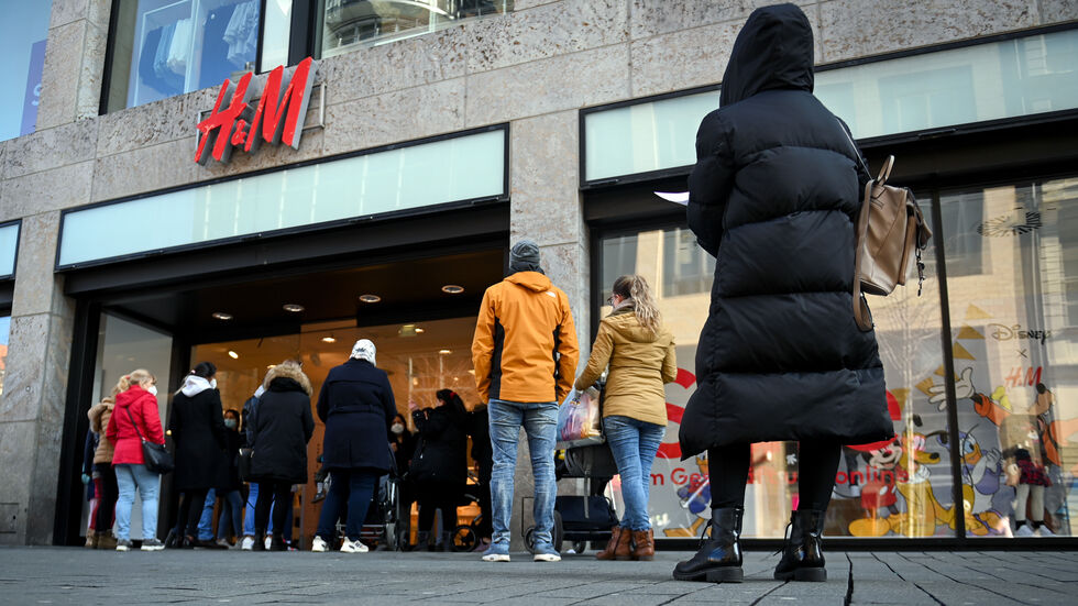 Schlange vor Geschäft in Leipzig