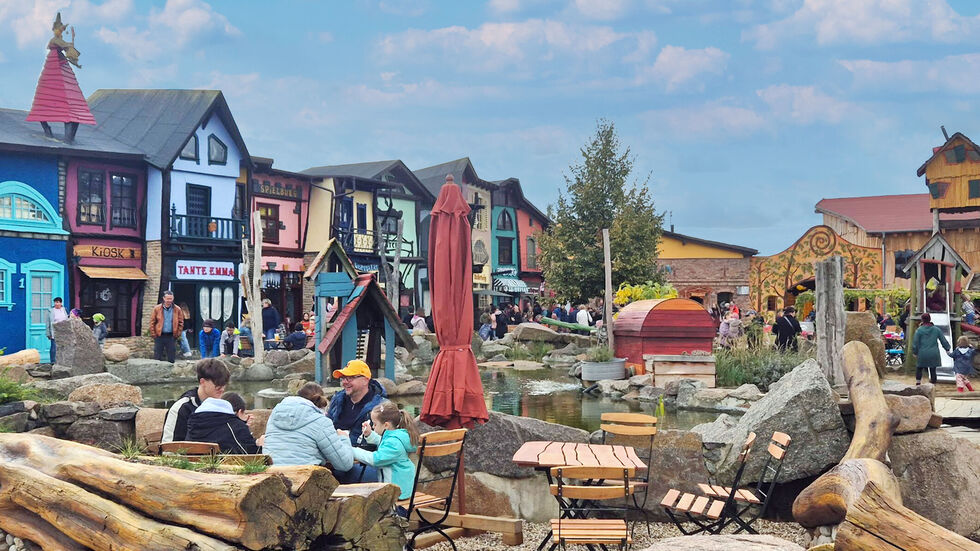 Die bunten Markthäuschen und gemütlichen Sitzgelegenheiten erfreuten sich großer Beliebtheit. Die bunten Markthäuschen und gemütlichen Sitzgelegenheiten erfreuten sich großer Beliebtheit.