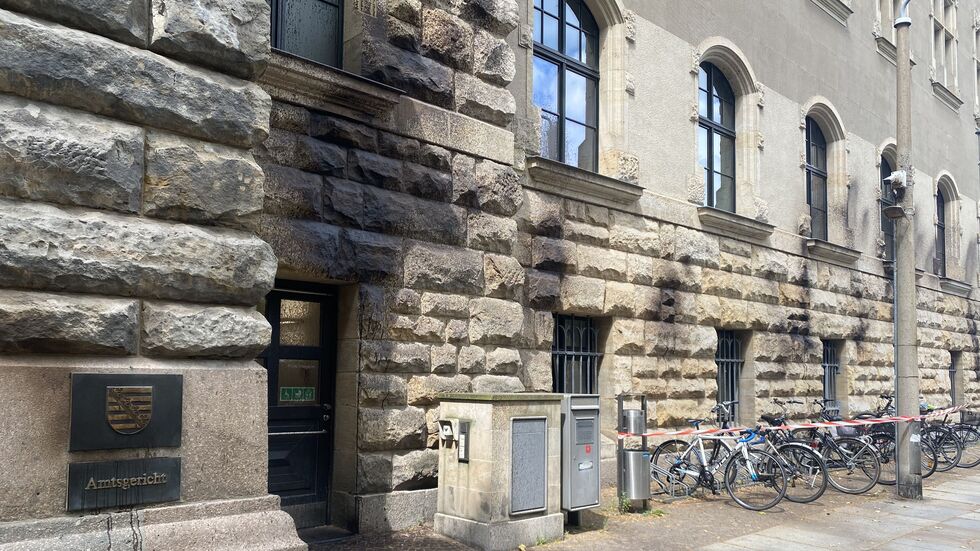 Das Amtsgericht Leipzig an der Bernhard-Göring-Straße wurde in der Nacht zu Sonntag mit schwarzer Farbe beschmiert ...