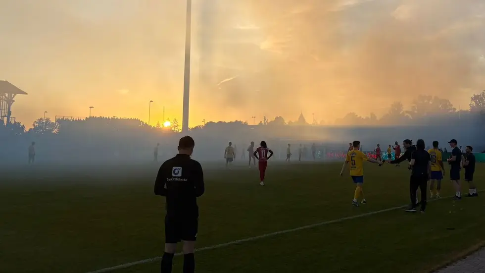 Das Bruno-Plache-Stadion wurde mehrfach von den Lok-Fans in Rauch gehüllt. Das Bruno-Plache-Stadion wurde mehrfach von den Lok-Fans in Rauch gehüllt.