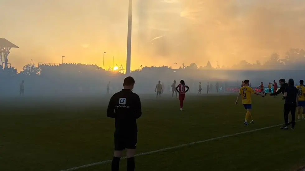 Eine Szene nach Abpfiff des Hinspiels im Bruno-Plache-Stadion (Symbolbild).