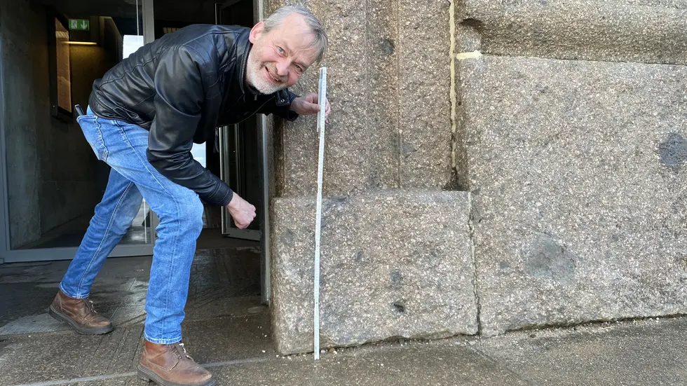 Gästeführer Markku Weber mit einem Zollstock beim Nachmessen. So genau wie die Profis kriegt er es aber damit nicht hin. Gästeführer Markku Weber mit einem Zollstock beim Nachmessen. So genau wie die Profis kriegt er es aber damit nicht hin.