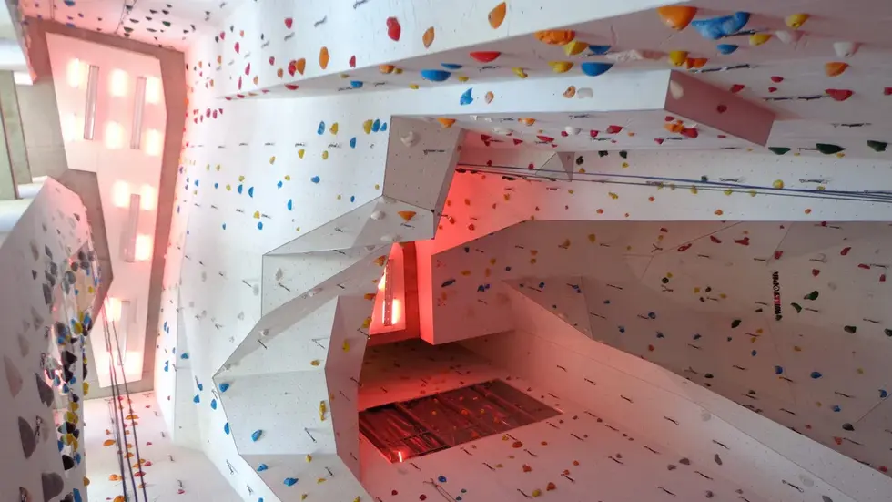 Der Dachausstieg der Kletterhalle befindet sich in 22 Metern Höhe. Der Dachausstieg der Kletterhalle befindet sich in 22 Metern Höhe.