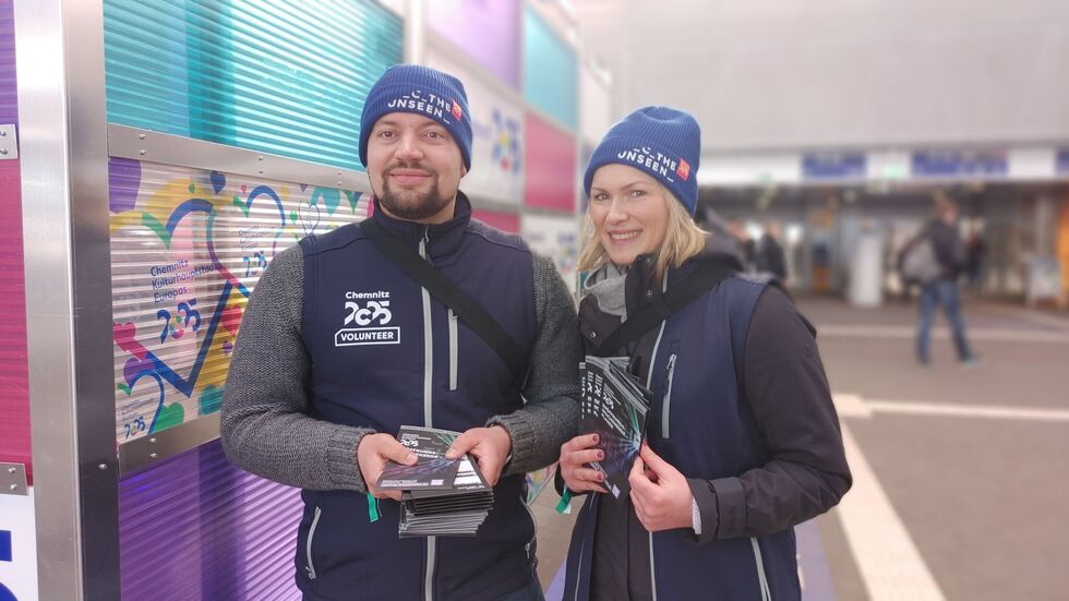 Julia Werner und Robert Simolka sind das Empfangs-Duo der Kulturhauptstadt, verteilen im Hauptbahnhof Flyer und begrüßen die Gäste. 