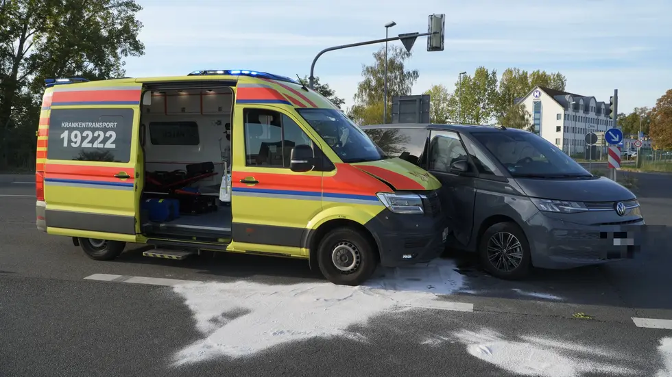 Die beteiligten Fahrzeuge nach dem Zusammenstoß an der Unfallstelle. Die beteiligten Fahrzeuge nach dem Zusammenstoß an der Unfallstelle.