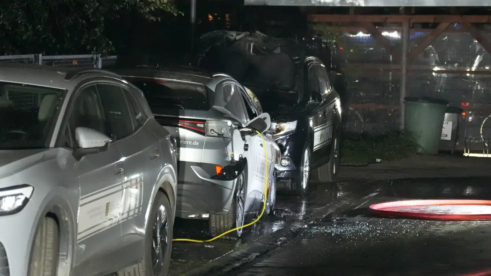 Bei dem Brand wurden zwei E-Autos zerstört und ein weiteres Verbrennerfahrzeug beschädigt. Bei dem Brand wurden zwei E-Autos zerstört und ein weiteres Verbrennerfahrzeug beschädigt.