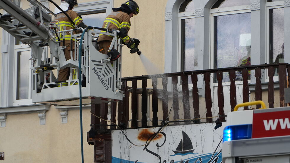 Feuerwehrleute beim Löschen von der Drehleiter aus.