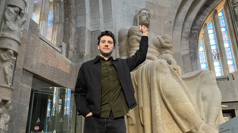 Völkerschlacht-Kurator Crawford Matthews zeigt auf die Gesichtshälfte der Statue, die bei der Granaten-Explosion zu Bruch ging und später wieder restauriert wurde. Völkerschlacht-Kurator Crawford Matthews zeigt auf die Gesichtshälfte der Statue, die bei der Granaten-Explosion zu Bruch ging und später wieder restauriert wurde.