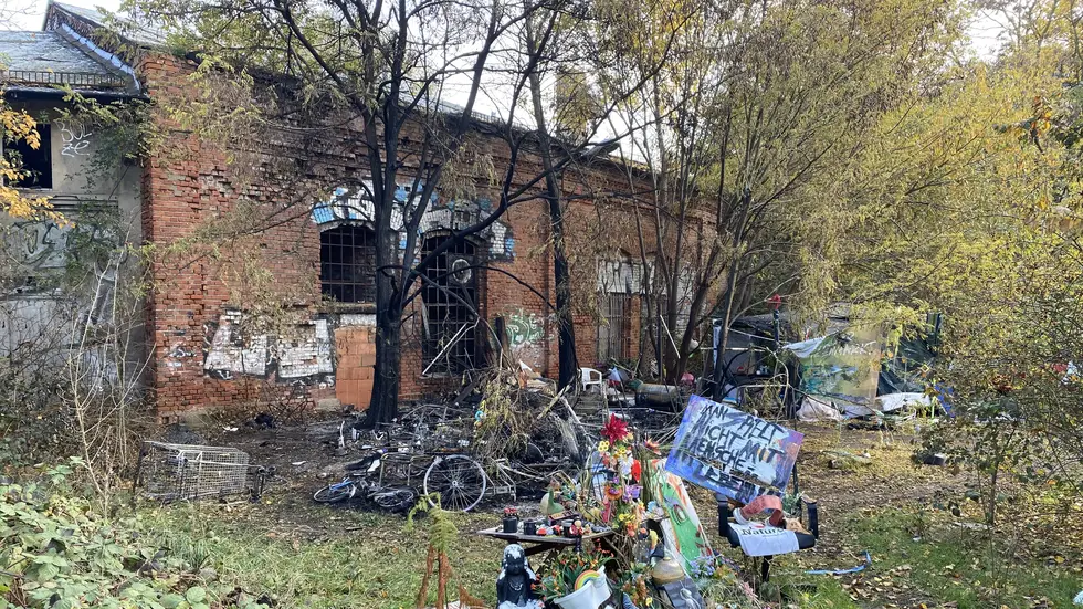 Der ehemalige Lok-Schuppen im Leipziger Lene-Voigt-Park wurde in den letzten Jahren von vielen Obdachlosen als Unterschlupf genutzt. Der ehemalige Lok-Schuppen im Leipziger Lene-Voigt-Park wurde in den letzten Jahren von vielen Obdachlosen als Unterschlupf genutzt.