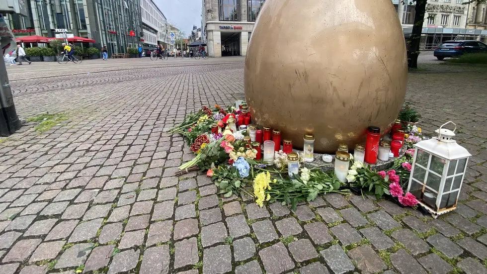 Blumen vor der Zufahrt zur Leipziger Fußgängerzone Tag nach der Amokfahrt.