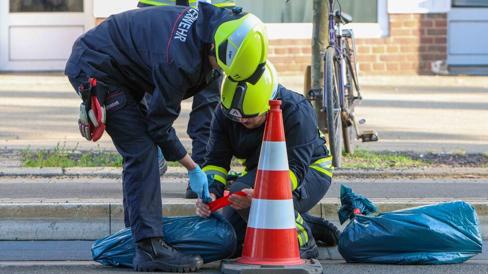 Experten vom Kampfmittelbeseitigungsdienst identifizierten die Bombe als Blindgänger, packten sie in Müllbeutel ...