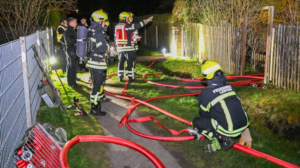 Feuerwehrleute am Brandort. Feuerwehrleute am Brandort.