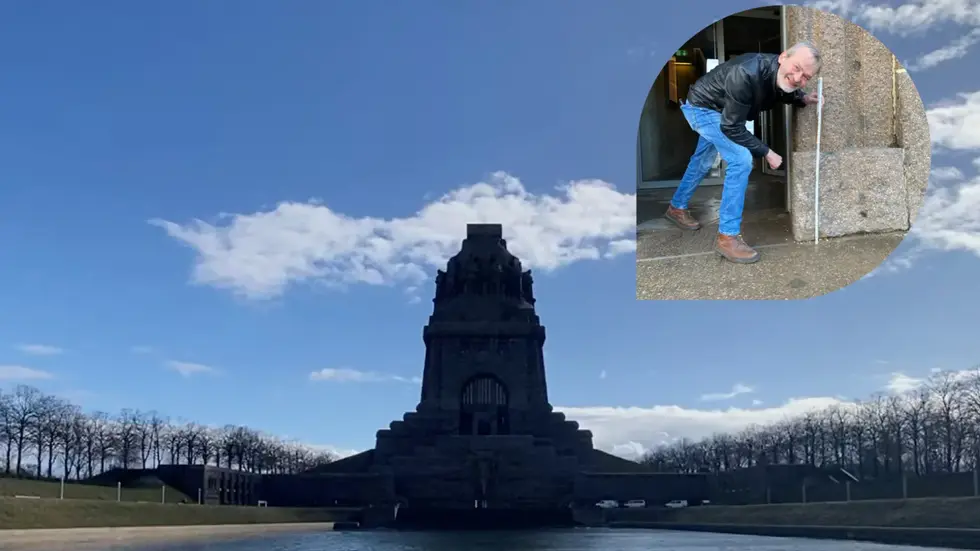 Gästeführer Markku Weber misst mit dem Zollstock nach. Gästeführer Markku Weber misst mit dem Zollstock nach.