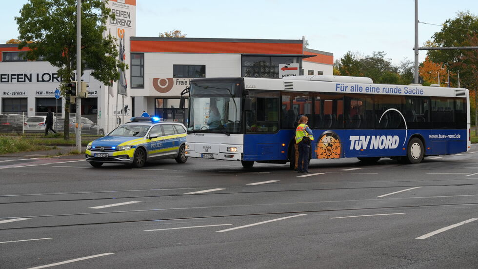 Die Polizei  mit dem Bus an der Unfallstelle.