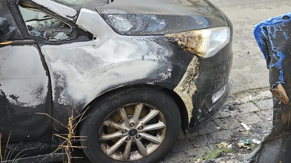 Die Schäden am Auto sind deutlich sichtbar.