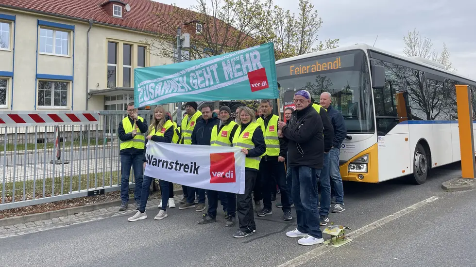 Streikende Beschäftigte von Regiobus Oberlausitz vergangene Woche auf dem Betriebshof in Bautzen