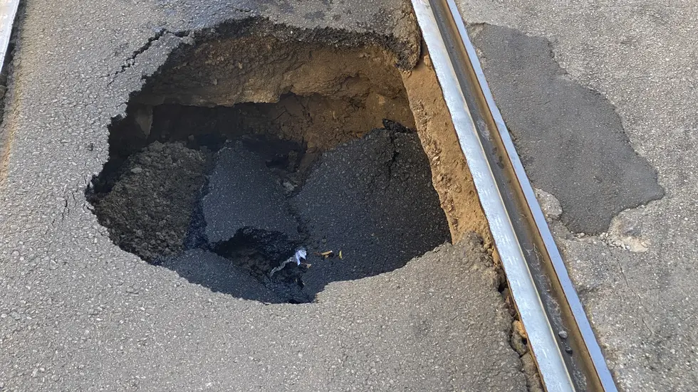Das Loch auf der Demmeringstraße im Leipziger Stadtteil Lindenau ist etwa 1 mal 1 Meter groß und ungefähr genauso tief. Das Loch auf der Demmeringstraße im Leipziger Stadtteil Lindenau ist etwa 1 mal 1 Meter groß und ungefähr genauso tief.