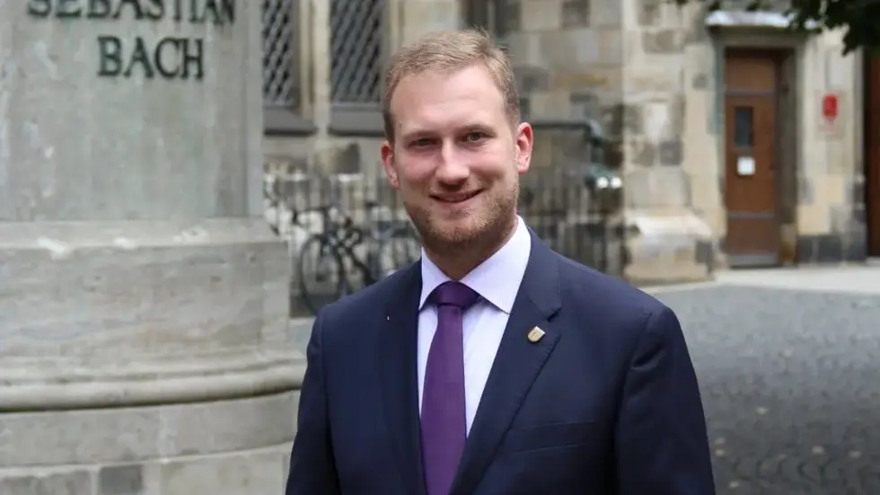 Michael Weickert (36), der Fraktionsvorsitzende der CDU-Fraktion im Leipziger Stadtrat wurde am Dienstagabend als Kandidat der Christdemokraten für die OB-Wahl 2027 in Leipzig nominiert. In seinem aktuellen Profilbild bei Facebook zeigt er sich vor dem neuen Bach-Denkmal an der Leipziger Thomaskirche. Michael Weickert (36), der Fraktionsvorsitzende der CDU-Fraktion im Leipziger Stadtrat wurde am Dienstagabend als Kandidat der Christdemokraten für die OB-Wahl 2027 in Leipzig nominiert. In seinem aktuellen Profilbild bei Facebook zeigt er sich vor dem neuen Bach-Denkmal an der Leipziger Thomaskirche.