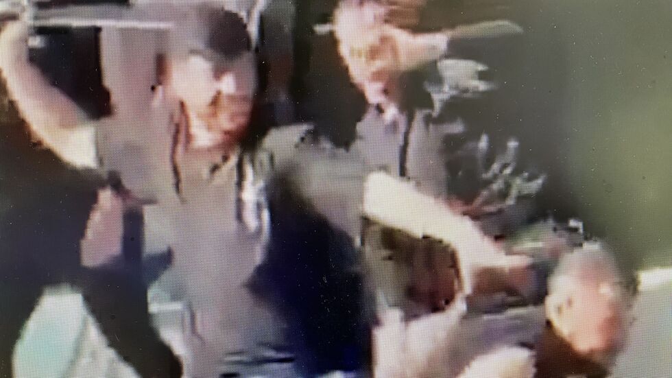 Mehrere Männer haben Macheten dabei und schlagen mit den stumpfen Seiten auf ihre Kontrahenten ein.