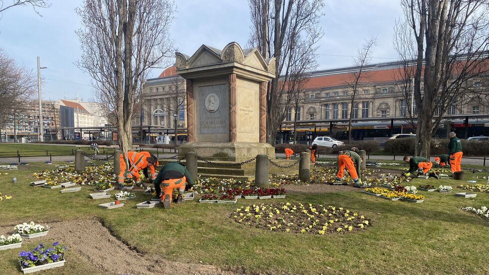 Die Pflanzaktion begann am Bürgermeister-Müller-Denkmal gegenüber vom Leipziger Hauptbahnhof.