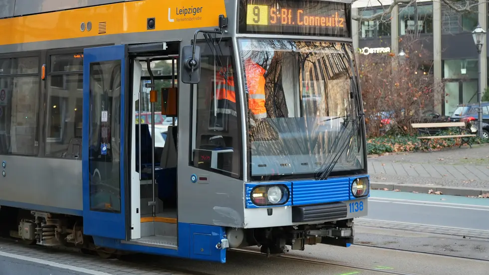 Die Tram sah nach dem Crash nicht mehr so schön aus.