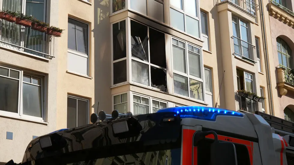 Der verglaste Balkon an der Leipziger Kreuzstraße nach dem Brand 
