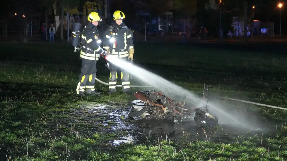 Feuerwehrmänner bei Restlöscharbeiten.