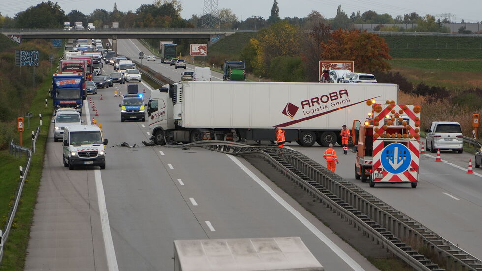 Der Lkw hat die Leitplanke durchbrochen und steht nun auf der A14 quer über alle Spuren - zum Glück kam gerade niemand entgegen ...